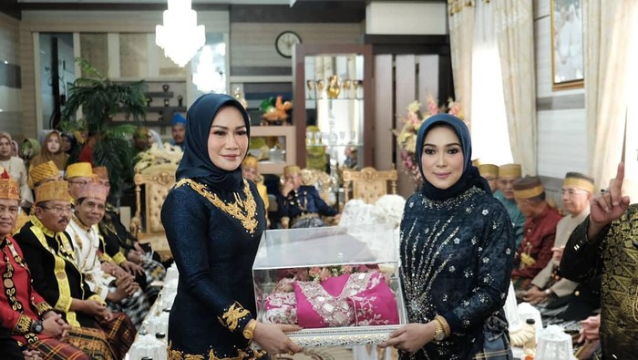 Mahar Pernikahan Orang Makassar / UPK-75 Bisa Dijadikan Sebagai Mahar Pernikahan - KORANMEDAN : Di bagian timur dijajah oleh portugal, dan di bagian barat menjadi wilayah indonesia.