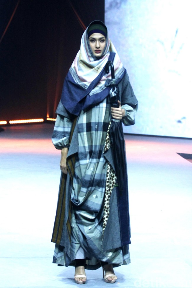Deden Siswanto merilis koleksi busana muslim sarung dengan gaya kekinian di ajang Muslim Fashion Festival 2020, Jakarta Convention Center, Jakarta, Jumat [21/2/2020].  Foto: Mohammad Abduh/Wolipop.