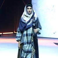 Deden Siswanto merilis koleksi busana muslim sarung dengan gaya kekinian di ajang Muslim Fashion Festival 2020, Jakarta Convention Center, Jakarta, Jumat [21/2/2020].  Foto: Mohammad Abduh/Wolipop.