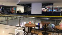 Garis polisi terpasang di lokasi Plafon Malioboro Mall Yogyakarta yang ambrol.