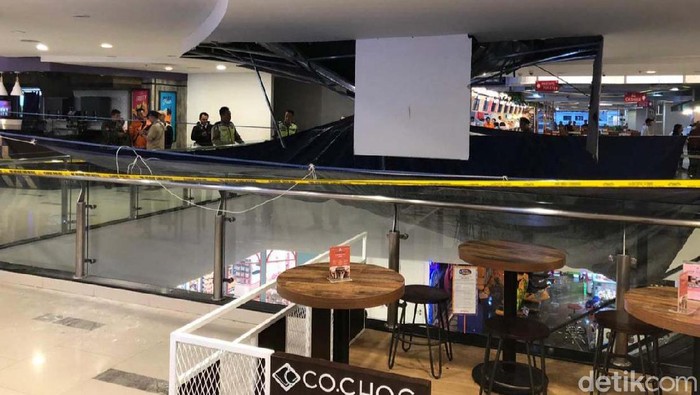Plafon Malioboro Mall Yogyakarta ambrol sore hari tadi. Plafon tersebut ambrol usai sambungan pipa terlepas karena debit air hujan yang tinggi.
