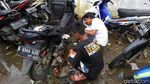 Warga Rawa Terate Gotong Royong Perbaiki Motor Imbas Banjir