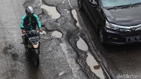 Pengendara melintas di Jl Rasuna Said, Jakarta, Senin (24/2/2020).