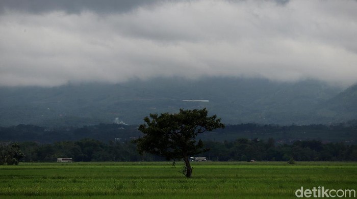 Penampakan Kabupaten Bandung yang Diselimuti Awan Hitam Pemandangan langit di sejumlah wilayah di Kabupaten Bandung, Jawa Barat, masih diselimuti awan hitam.