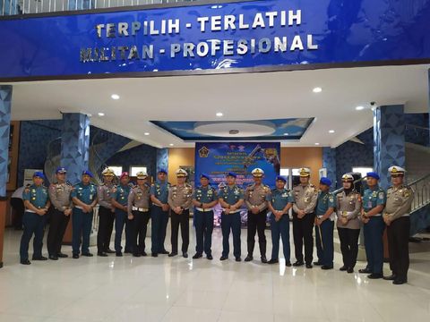 HUT Ke-74 Pomal, Polda Metro Sematkan Pin Tertib Lalin ke Danpuspomal TNI