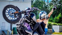 Tidak tanggung-tanggung, motor yang ditungganginya untuk wheelie adalah Harlye-Davidson Foto: Pool Instagram