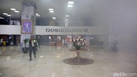 Sekjen DPR Indra Iskandar mengatakan tak ada kebakaran di gedung DPR. Dia menyebut ada sistem aerosol yang eror. Karena aerosol hang, munculah asap putih pekat.