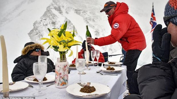 Pecahkan Rekor! Makan Malam Tertinggi di Everest dengan Menu Buatan Chef Michelin