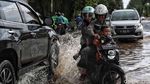 Potret Jalan Boulevard Barat Kelapa Gading yang Masih Tergenang Air