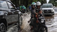 Hujan yang terus mengguyur wilayah Jabodetabek membuat sejumlah kawasan terendam banjir. Salah satu kawasan yang terdampak banjir adalah Kelapa Gading. Meski banjir mulai surut, Jalan Boulevard Barat Kelapa Gading masih terlihat tergenang air.