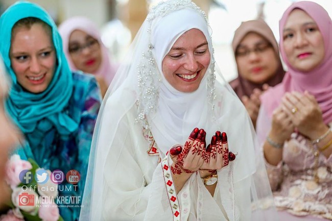 Dia minta saya ajarinya Iqra. Dalam waktu dua bulan selepas maghrib saya akan ajari dia lewat panggilan video. Terlihat sekali kesungguhan dia ingin belajar tentang Islam, kata Khalies. Foto: Facebook