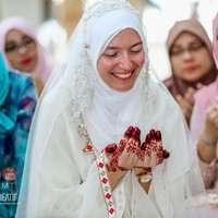 Dia minta saya ajarinya Iqra. Dalam waktu dua bulan selepas maghrib saya akan ajari dia lewat panggilan video. Terlihat sekali kesungguhan dia ingin belajar tentang Islam, kata Khalies. Foto: Facebook