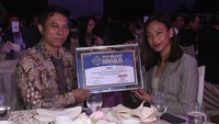 Direktur Pemasaran PT Estika Tata Tiara Tbk (KIBIF) Grace Adoe (kanan) bersama Direktur Penjualan PT Estika Tata Tiara Tbk Wiryo Subagyo (kiri) menunjukan dan berfoto bersama dengan piagam penghargaan tersebut. Foto: dok. KIBIF