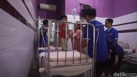 Salah seorang keluarga pasien, Norman (38) menceritakan, anaknya yang dirawat di Ruang Mawar dievakuasi ke aula. 