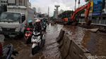 Potret Jalan Boulevard Barat Kelapa Gading yang Masih Tergenang Air