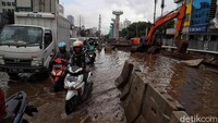 Kemacetan tampak terlihat di kawasan Jalan Boulevard Barat Kelapa Gading, yang masih tergenang air.