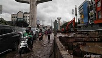 Kelapa Gading jadi salah satu kawasan yang rawan banjir di ibu kota. Hujan deras yang mengguyur Jakarta tak jarang membuat kawasan itu kerap kebanjiran.