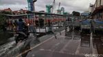 Potret Jalan Boulevard Barat Kelapa Gading yang Masih Tergenang Air
