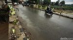Pagar Jembatan Pasar Pocong Bogor Hancur Diterjang Banjir
