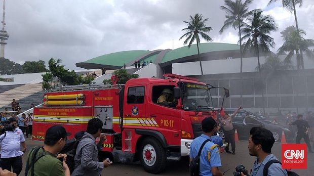 Lima Unit Damkar Padamkan Kebakaran di Gedung DPR