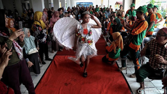 Lenggak-lenggok Anak-anak Peragakan Kostum dari Sampah Plastik Dalam rangka memeriahkan Hari Peduli Sampah Nasional, kawasan Rusun Marunda menggelar peragaan busana dari sampah plastik yang diikuti sejumlah anak-anak.