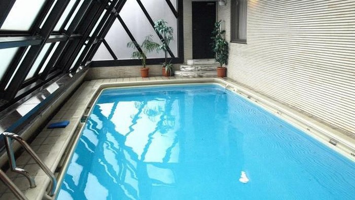 Kolam renang di film dewasa Jepang.