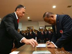 Iriawan menandatangani berita acara pelantikan kepengurusan PSSI periode 2019-2023.