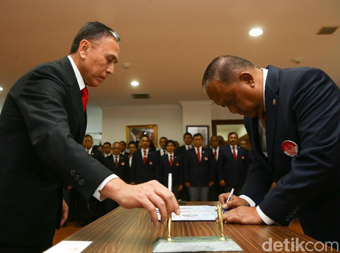 Ketua Umum Komite Olahraga Nasional Indonesia (KONI) Marciano Norman, secara resmi melantik kepengurusan PSSI yang diketuai oleh Mochamad Iriawan yang berlangsung dikantor KONI, Jakarta, Senin (24/2/2020). Kepengurusan PSSI yang baru dilantik ini berlangsung hingga tahun 2023.