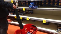 Stok sejumlah produk yang dijual di supermarket pun kian menipis karena warga ramai-ramai memborong berbagai produk untuk persediaan di rumah. AP Photo/Luca Bruno.