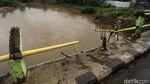 Pagar Jembatan Pasar Pocong Bogor Hancur Diterjang Banjir