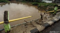 Pagar jembatan itu rusak di kedua sisi.