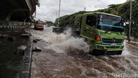 Sejumlah truk menerobos banjir yang merendam kawasan KBN Cakung.