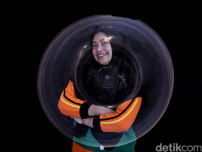 Visualisasi Mereka untuk Ancaman Sampah Plastik Warga berpose bersama sampah plastik dengan teknik double eksposure di Jakarta, Senin (24/2). Masalah sampah plastik di Indonesia lagi-lagi menjadi sorotan.