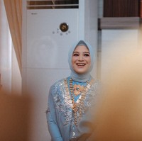 Inilah penampilan Irma Dwiyani Iskandar saat dilamar kekasihnya, anggota DPR-RI dari PAN Fachry Pahlevi Konggoasa. Irma tampil cantik dalam balutan baju bodo berwarna biru yang dihiasi bordiran gold dan silver. Foto: Dok. Instagram @intaniksan