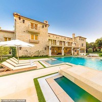 Rumah luas tersebut memiliki fasilitas bioskop, kolam renang hingga lapangan tenis. Foto: Dok. VRBO