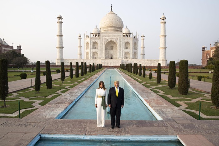 Intip Sesi Foto Trump-Melania di Taj Mahal Presiden AS Donald Trump dan sang istri Melania Trump sempat mengunjungi tempat yang paling ikonik di India. Apalagi kalau bukan Taj Mahal. Yuk, intip sesi foto keduanya!
