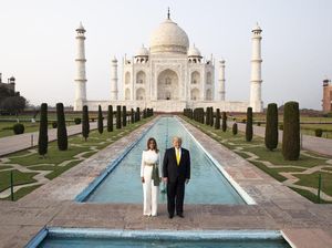 Trump-Melania Eksis di Taj Mahal