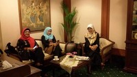 Menunggu yang belum hadir, tulis Sitti Hikmawatty melalui keterangan foto. Tak ketinggalan suguhan secangkir kopi untuk menemaninya. Foto: Instagram @st.hikmawatty
