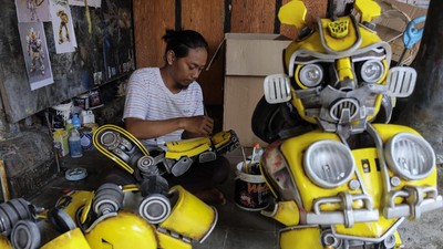 Unik! Perajin di Solo Bikin Kostum Robot Berbagai Bentuk