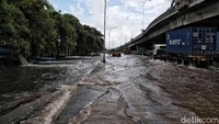 Ketinggian banjir di kawasan KBN Cakung mencapai 30 sampai 50 cm.