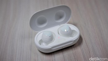 Selain di ponsel Samsung, Galaxy Buds Plus bisa digunakan di iPhone maupun perangkat Android lainnya. Foto: Adi Fida Rahman/detikINET