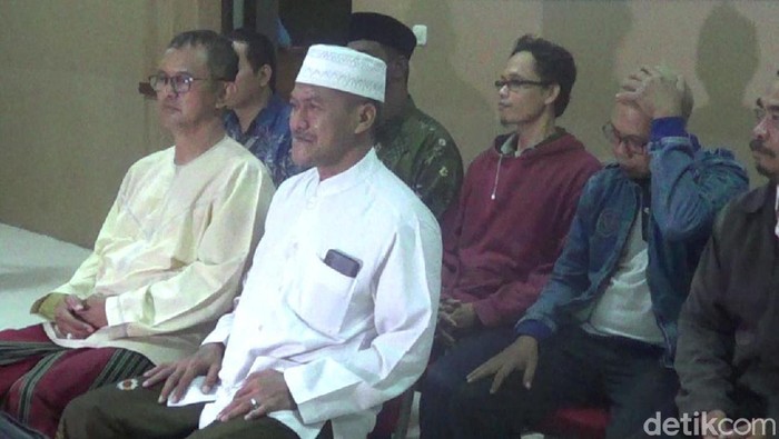 Gus Amak dan Abah Ali saat mendaftar sebagai calon independen di KPU Solo