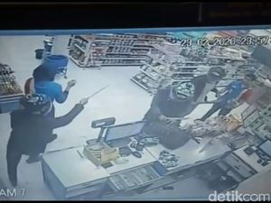 Aksi Perampok di Purwakarta Terekam CCTV, Gondol Uang-Rokok