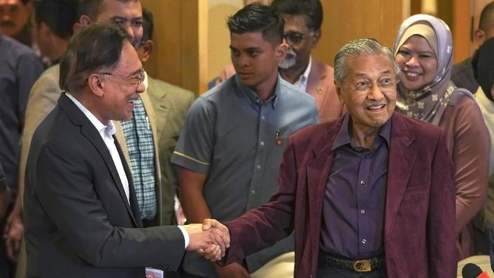 Layangkan Somasi, Mahathir Ancam Gugat Anwar Ibrahim!