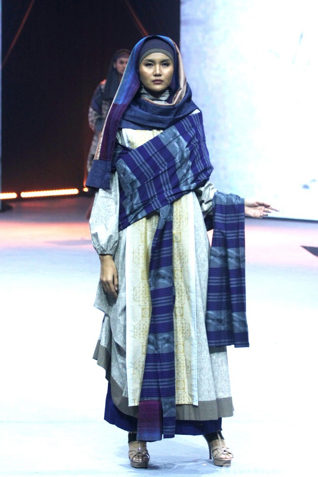 Deden Siswanto merilis koleksi busana muslim sarung dengan gaya kekinian di ajang Muslim Fashion Festival 2020, Jakarta Convention Center, Jakarta, Jumat [21/2/2020]. Foto: Mohammad Abduh/Wolipop.