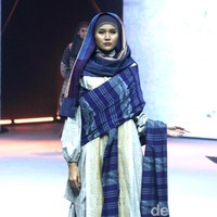 Deden Siswanto merilis koleksi busana muslim sarung dengan gaya kekinian di ajang Muslim Fashion Festival 2020, Jakarta Convention Center, Jakarta, Jumat [21/2/2020]. Foto: Mohammad Abduh/Wolipop.