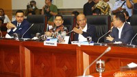Rapat tersebut dipimpin Wakil Ketua Komisi III, Desmond J Mahesa.