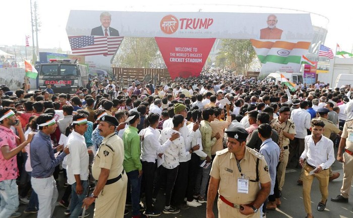 Ribuan orang berkumpul di Stadion Sardar Patel, Ahmedabad, India. Mereka berkumpul untuk menyambut kedatangan Presiden AS Donald Trump di India.
