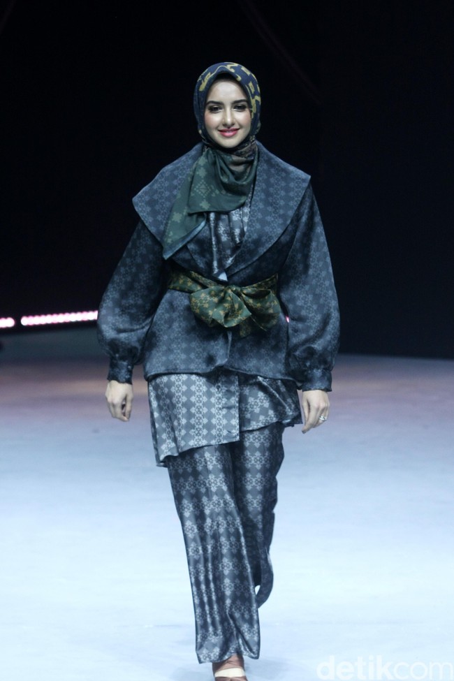 Selebgram hijab asal Amerika Serikat, Summer Albarcha menjadi bintang tamu istimewa dalam perhelatan Muslim Fashion Festival (MUFFEST) 2020 yang digelar di JCC, Senayan, Sabtu (22/2/2020). Foto: Mohammad Abduh/Detikcom