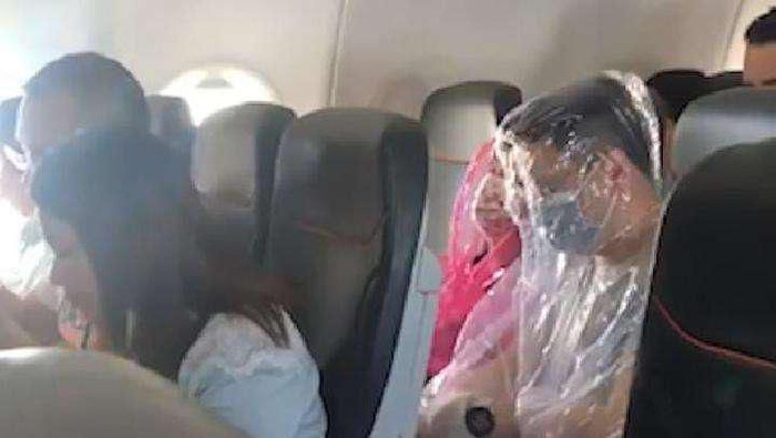 Penumpang pesawat bungkus diri dengan plastik.